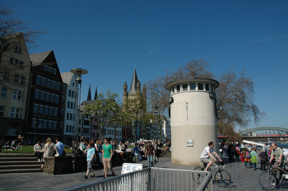 Altstadt i Köln med kirken Groß St. Martin i bakgrunnen — Foto: Gaute Nordvik